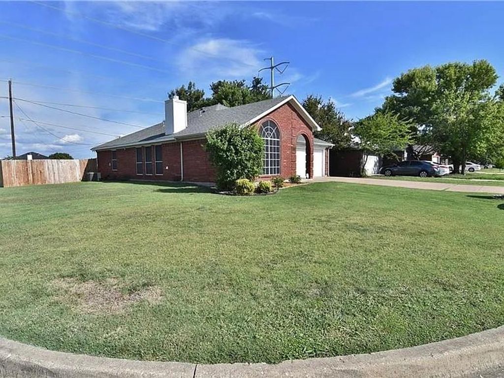 Photo of 6323 Brookbriar Court, Arlington, TX 76018 (MLS # 21215371)