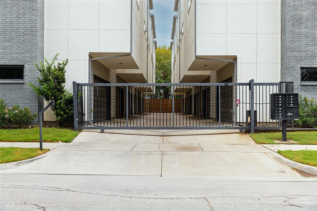 4222 Roseland Bldg 4226 - Residential Lease