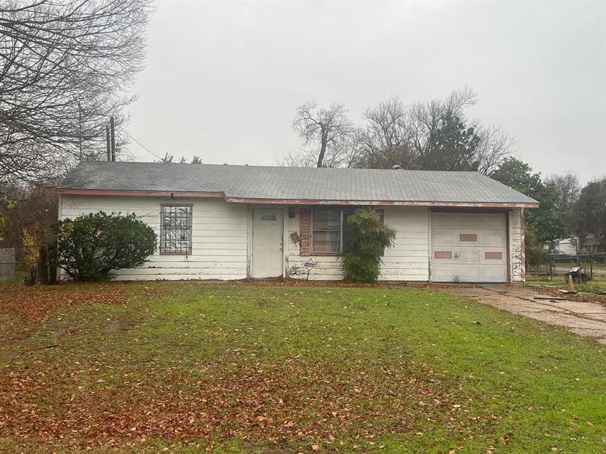 Offer Deadline, Sunday Feb 4th at 2 pm.  CASH Only! Investor Special!  Great corner lot location in neighborhood.  Contractors, bring your tools!  Please direct any listing questions to List Agent #2.