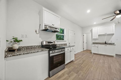 Tiny photo for 136 N Bronco Court, Springtown, TX 76082 (MLS # 20985890)