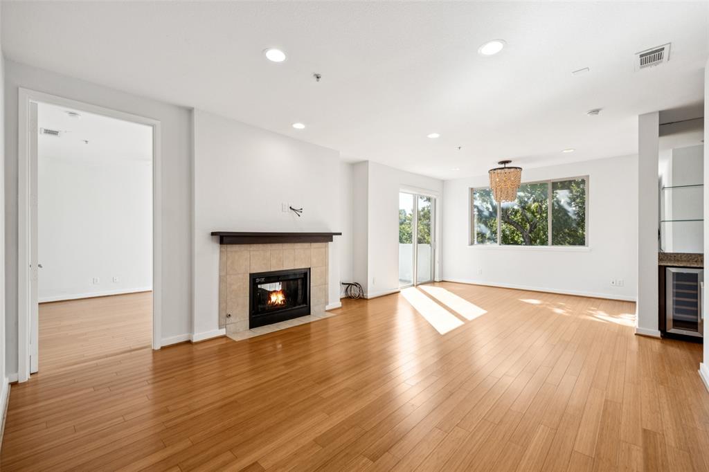 4319 Bowser Avenue 303
