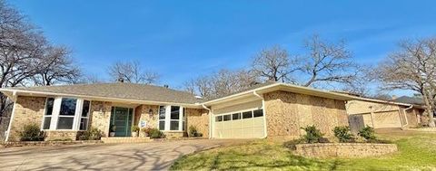 Photo of 2805 Burlwood Drive, Dalworthington Gardens, TX 76016 (MLS # 21195403)