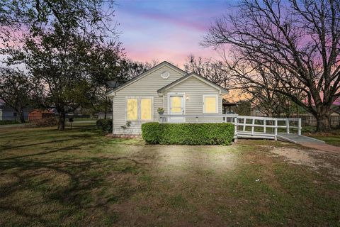 Photo of 400 S Garrett Avenue, Garrett, TX 75119 (MLS # 21213940)