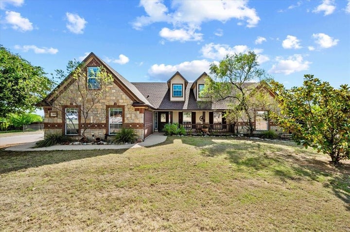 Photo 1 of 40 — 104 Caballos Lane, Springtown, TX 76082