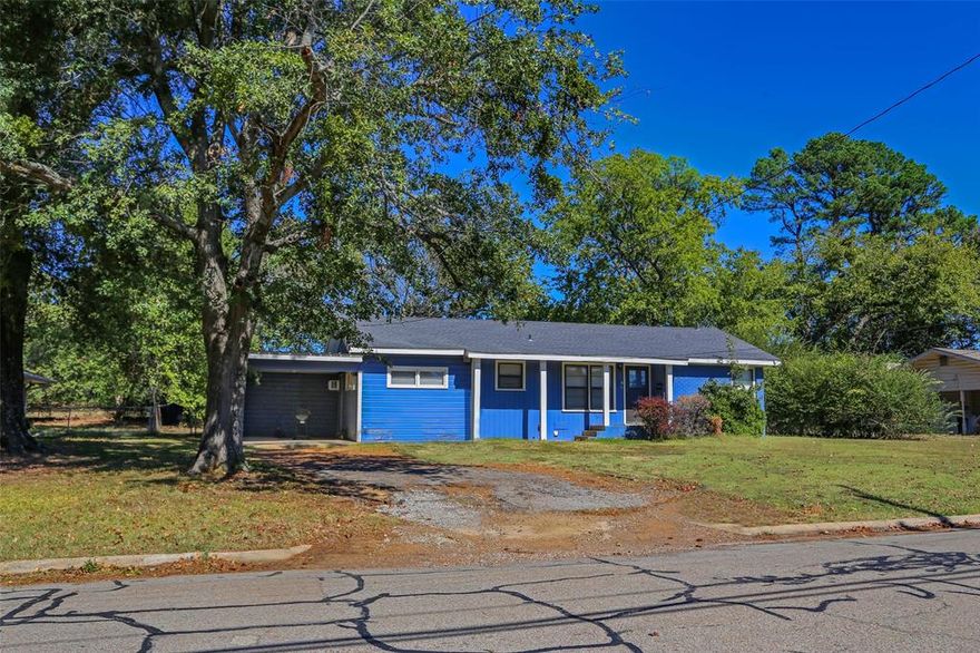 This adorable 3 bedroom 1 and half bath features mixed flooring, nice floorplan, ceiling fans, chain link fence and carport. Walking distance to Aiken Elementary School, church, and close to Lamar Ave. Great for investor or home buyer as it is listed below appraised value. Come claim your instant equity, call now!