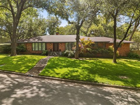 Photo of 612 N Manus Drive, Dallas, TX 75224 (MLS # 21100822)