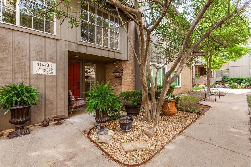 This centrally located condo is a true gem! Just minutes from fantastic shopping and dining, it offers both convenience and an unbeatable lifestyle. Freshly painted and move-in ready, it’s the perfect blend of comfort and style. To help you envision its full potential, we’ve virtually staged the space to highlight how beautiful and spacious it truly is.