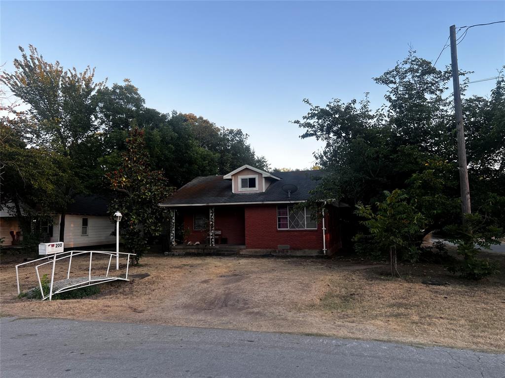 Photo of 200 E Indiana Avenue, Midlothian, TX 76065 (MLS # 21392418)