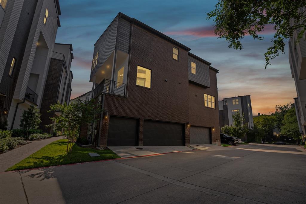 381 E Greenbriar Lane 501