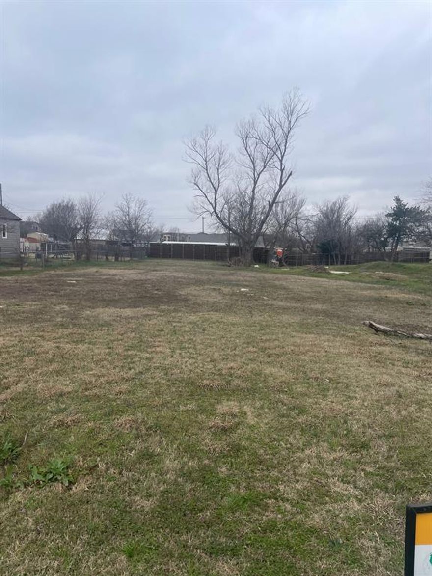 Huge lot; over half an acre to build your home.  Close to Hwy 5 and 75 Central.  Numerous shops and restaurants.  New City Hall, Police Dept, Fire Station, Library.  Close to everything you require for such a low price.