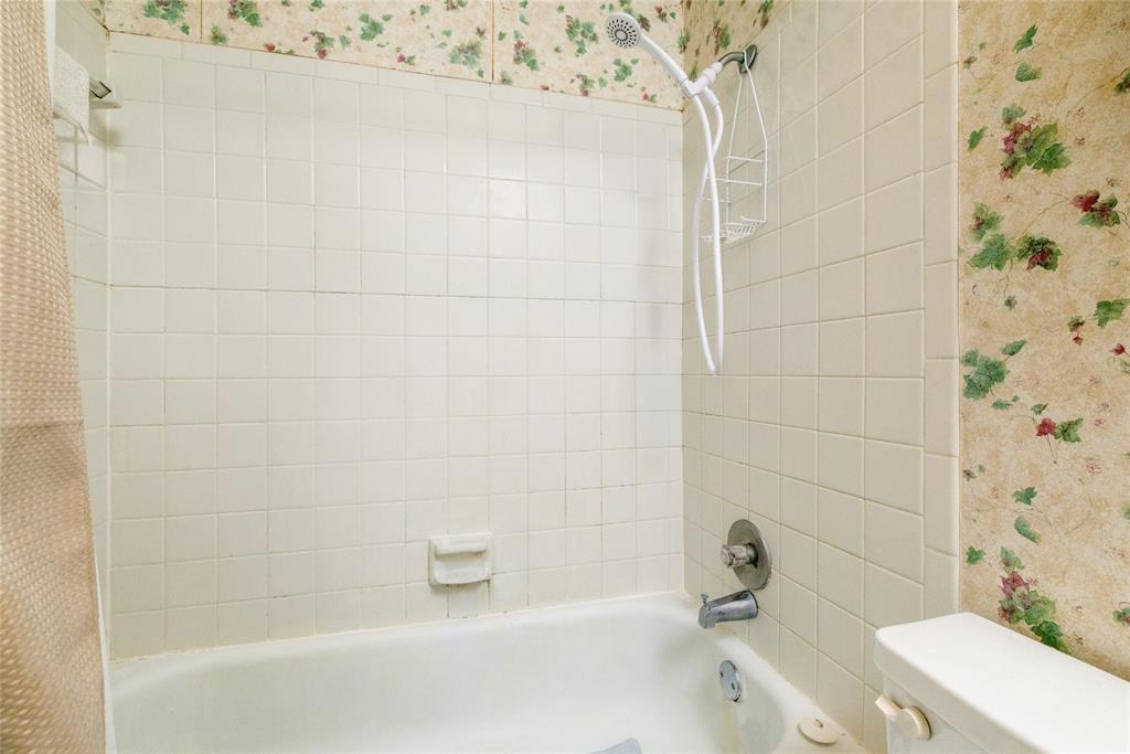 Wellington Place I Condos - Residential