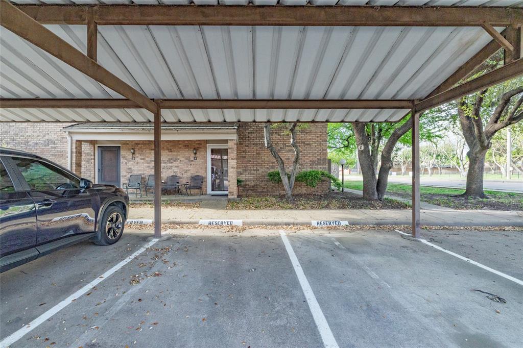 Wellington Place I Condos - Residential