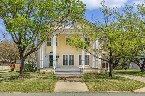 1017 N Woods Street Sherman TX 75092