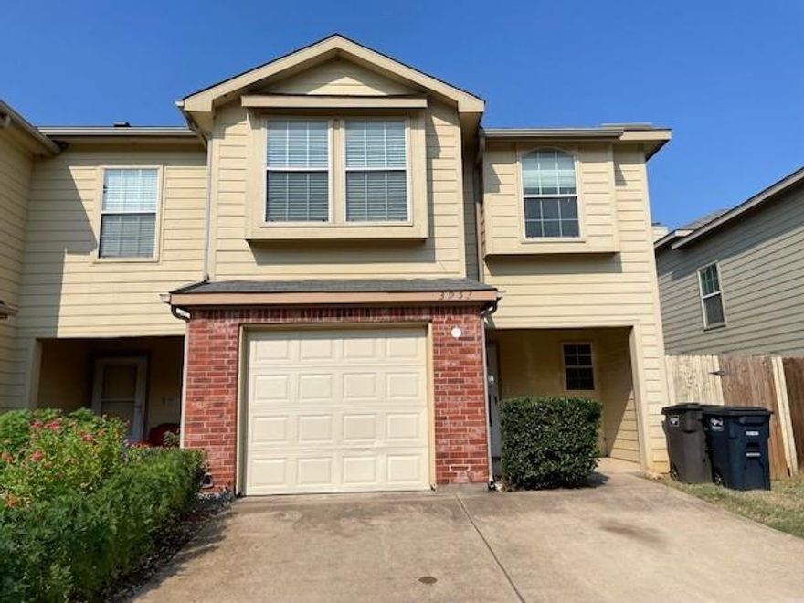 ***Owner is offering a Split Deposit. Half is due upon move in and the other half is due the next month***Discover the perfect blend of comfort and convenience in this stylish 3-bedroom, 2.5-bath townhouse. Featuring an open-concept main floor, the spacious living and dining areas flow seamlessly into a modern kitchen—ideal for entertaining or relaxing at home. All bedrooms are located upstairs, offering privacy and a quiet retreat from the bustle of daily life. Nestled in a prime location just minutes from top restaurants, entertainment venues, and major freeways, this home offers easy access to everything you need. Whether you're commuting, dining out, or enjoying a night on the town, you're always close to the action.