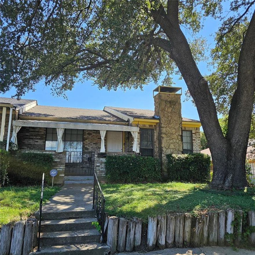 Single story townhouse with fenced back yard, carport

The application fee is $55 per person over the age of 18 by Cash App, Venmo, or Zelle at this time (NON-REFUNDABLE). 
make sure your client follows the directions-when paying the application fee: please put the address in the notes & 
-skip payment at the end of the application. 
- DO NOT PAY USING CREDIT-DEBIT CARD