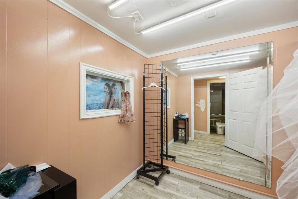 Dallas Land & Loan 02 - Commercial Sale