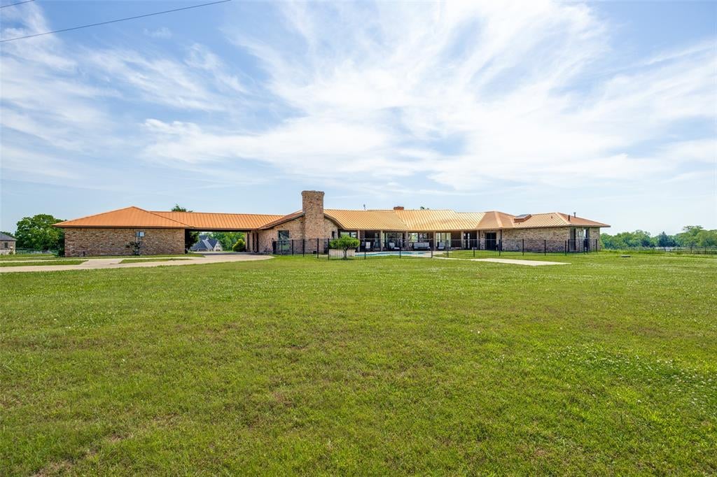 Photo of 105 Sammi's Way, Whitesboro, TX 76273 (MLS # 21392025)