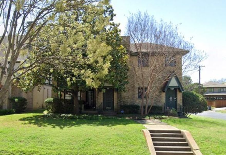 Spacious 2BR-1BA Upstairs unit of a duplex located in the M Streets area of Dallas - a stone's throw from popular Greenville Avenue which contains restaurants, retail and music scene. Gorgeous wood floors throughout with a large den opening up to a spacious kitchen. The kitchen offer stainless appliances and granite counter tops. Don't miss the attached cover porch!

Approximately 5 minutes from White Rock Lake and 12 minutes from downtown Dallas.