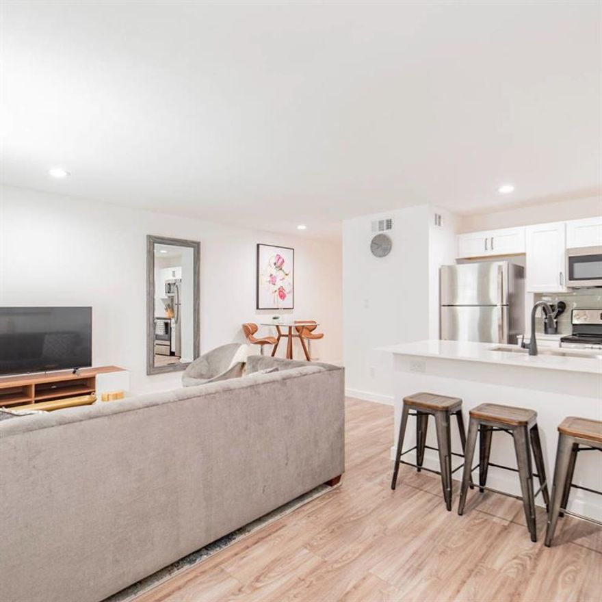 6 weeks free on new leases !!

Units feature:  
Mudrooms
Vaulted Ceilings
Built-In Desks
Built-In Dry Bars with Cabinet
Stainless Steel Appliances
Matte Black Hardware
Dark Quartz Countertops
White Shaker Cabinets
French Shaker Doors
Dine-In Islands*
Under-Mount Sinks
Decorative Lighting
TV-Mount Ready
Full Size Washer-Dryers Included
Built-In Laundry Storage
Custom Built-In Closets
Wood-Style Flooring
Oversized Garden Style Tubs
Curved Extended Shower Rods
Large Framed Mirrors
Built-In Toiletry Cabinet
USB-C & USB Accessible Outlets
Adjustable Ceiling Fan Settings