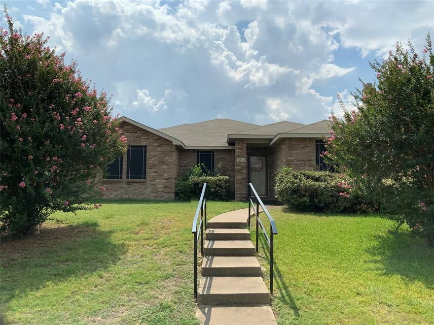 ***QUAINT SINGLE STORY* OWNER HAS BEEN PRISTINE IN PREPAPRATION FOR GETTING THE PROPRTY READY TO PUT ON THE MARKET*BEAUTIFUL HARDWOOD FLORS THROUGHOUT*HOME FEATURES CEILING FANS THAT CHANGE COLORS* SPACIOUS FLOORPLAN*NICE SIZE YARD***