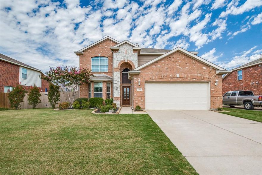 Wonderful single-family home zoned to Guyer High School in Denton,Tx.PRICED TO SELL WITH NEW ROOF, REMODELED upstairs bath + UPDATED neutral wall palette.Seller is highly motivated to find the right buyer & is entertaining all reasonable offers + offering 5K in concessions!
The home offers 2,546 sf of living space with 4 beds, 2.1 baths & a flex space on the 2nd floor.You're greeted by the formal dining room as you enter, but the family room & kitchen draw you further into the home.Relax in the cozy living room, complete w working fireplace, on those chilly winter nights!The kitchen makes entertaining a breeze w the built in nook, & is complete w stainless steel appliances (dishwasher, electric range, built in microwave & refrigerator that will convey).Plus plenty of storage, including island w accessible storage & a pantry through the laundry.Step outside to the large backyard w covered patio that provides a shaded retreat- enjoy the outdoors all year round!Schedule a showing today!