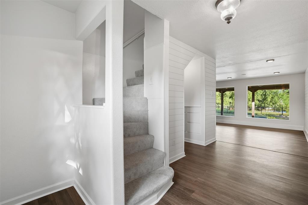 2 Meadowcreek Drive