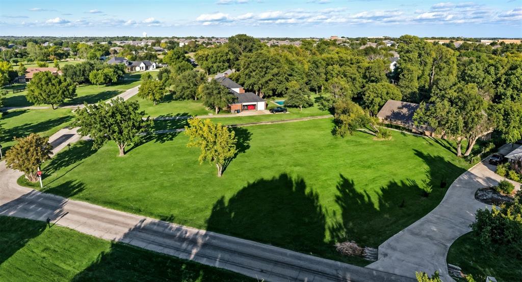 2 Meadowcreek Drive