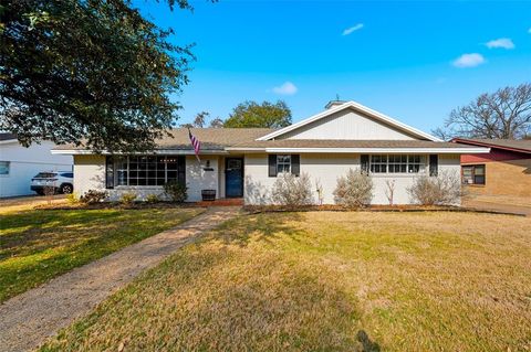 Photo of 5113 Lake Arrowhead Drive, Waco, TX 76710 (MLS # 21179380)