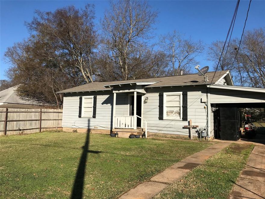NICE AND COZY 2 BED, 1 BATH HOUSE ONE BLOCK FROM DOWNTOWN GRAND SALINE. WOOD FLOORS. 
LARGE BACK YARD. LIVING & DINING AREA.  ONE YEAR LEASE. $400 DEPOSIT. $60 APPLICATION FEE PER ADULT. MUST SEE!