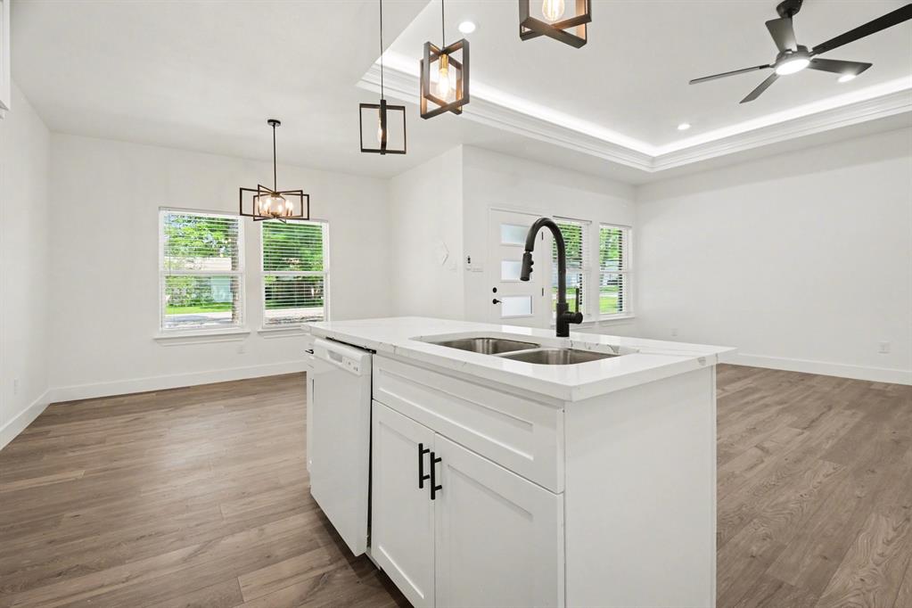 COUNTRY CLUB MANOR - Residential