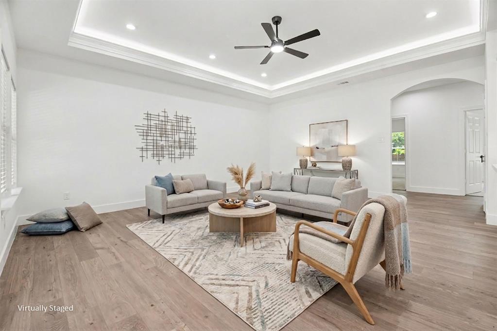 COUNTRY CLUB MANOR - Residential