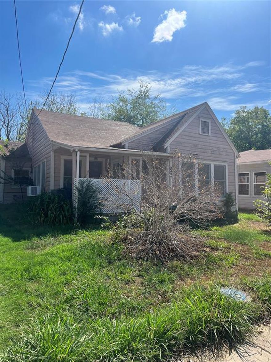 Investment property located within walking distance of downtown Terrell, shopping, public library, restaurants, city parks and so much more. House is ready to be worked on to meet its fullest potential and offers an opportunity for a chance at a great return. Being sold AS-IS.

Showing and offer details located in Private Remarks.