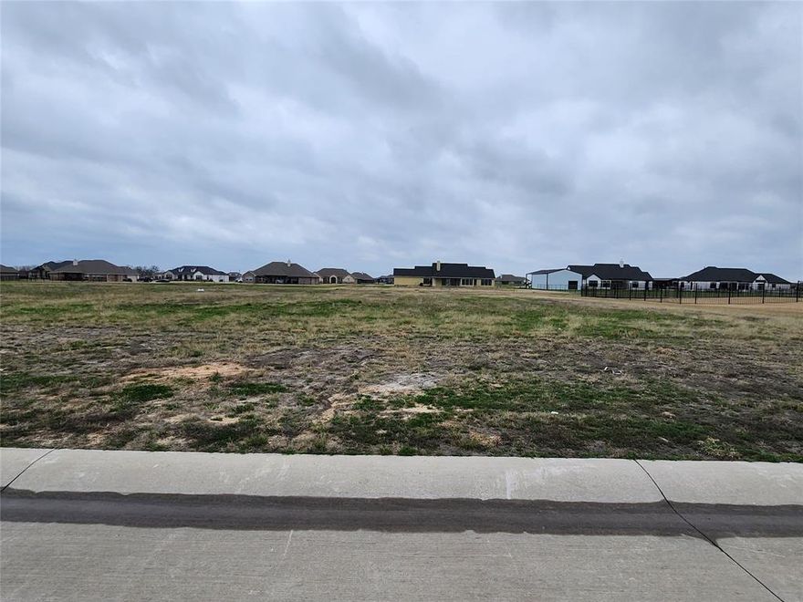 Bring your own Custom Builder or Build with Owens Warford Custom Homes in Kelly
Ranch Estates. No Mud, No Pid, No HOA, NO City Taxes. Kelly Ranch has Fiber
Internet and Concrete Streets. Metal Shops and Accessory Building with Living
Quarters are allowed. (Subject to permitting by the county) All plans must be approved
by Architectural Control Committee and follow the deed restriction
This is a Beautiful 1 Acre interior lot. City Water. Shops Allowed. Fiber Available