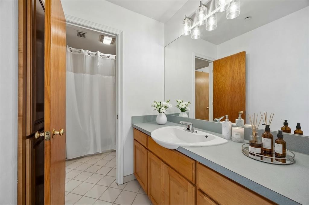 Emerald Sound At Lake Lewisvil - Residential