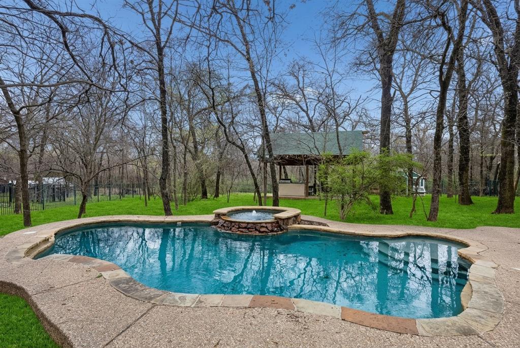 Emerald Sound At Lake Lewisvil - Residential