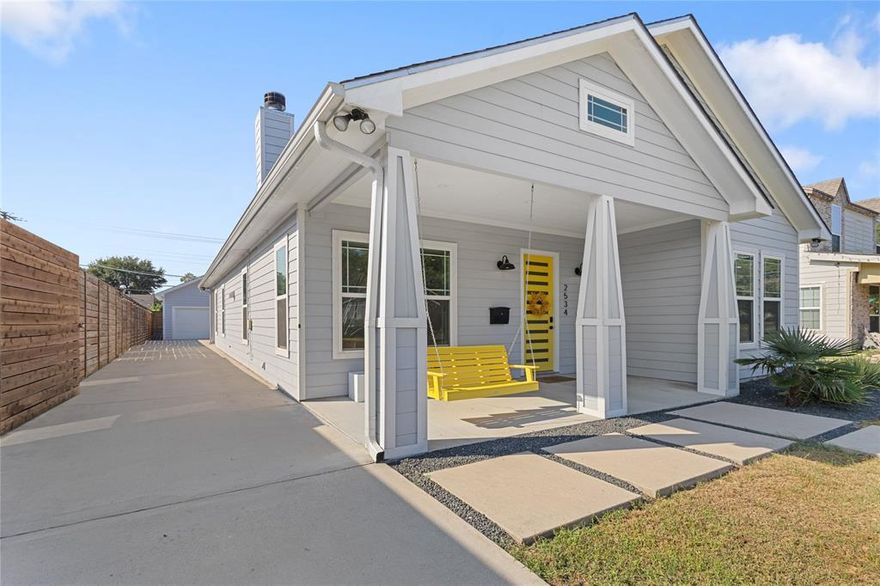 Beautifully maintained 2018 Craftsman Inspired Home in North Oak Cliff!!

This 2018 built, 2136 sq. ft., four bedroom, three bathroom home combines modern amenities with classic Craftsman charm. The open concept layout features hand scraped dark hardwood floors and 12-ft tray ceilings. The living area includes a wood burning fireplace, and the kitchen offers a large island with breakfast bar, touch faucet, and quartz countertops.

The home includes custom tiled bathrooms, a freestanding tub in the master bath, floating shelves, and an in-ceiling wall sound system. Smart home features include a Ring alarm system, Yale smart locks on the front and back doors, and smart roller shades.

Outdoor features include front and back porches, a composite backyard deck, composite seating area, garden beds, premium hot tub, 8 ft privacy fence, landscaped front yard, Govee Pro Christmas lights, and a composite shed. A hand drawn mural of the city of Dallas adds a unique accent to the home. Florida ceiling treatments enhance the indoor ambiance.

Located minutes from Bishop Arts, Sylvan Thirty, TYPO, and downtown Dallas, this property offers convenient access to local amenities and attractions.