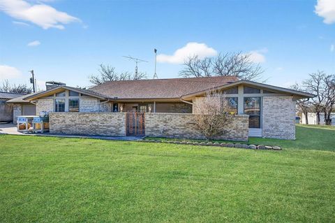 Photo of 1839 County Road 121, Gainesville, TX 76240 (MLS # 21208984)