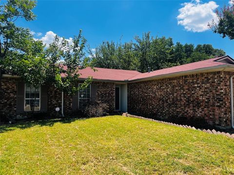 Photo of 210 Nettletree Street, Arlington, TX 76018 (MLS # 21330957)