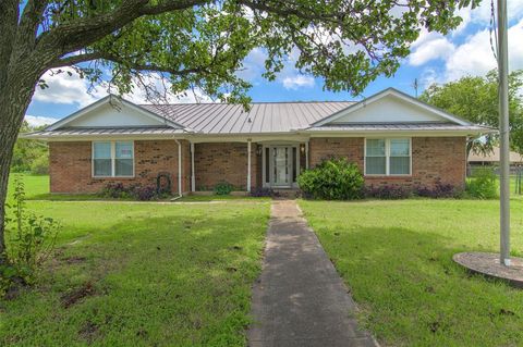 Photo of 301 E 6th Street, Krum, TX 76249 (MLS # 21312848)