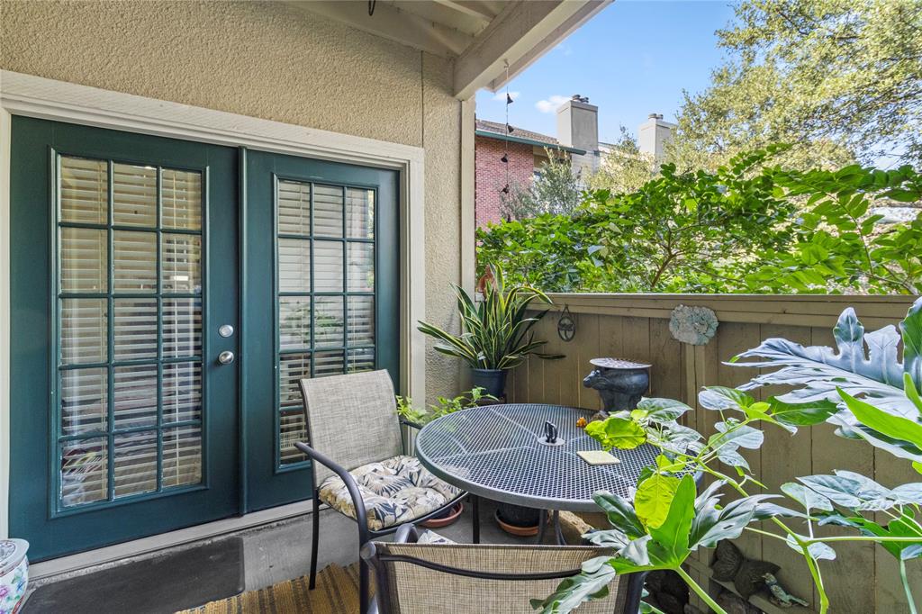 Woods On Park Lane Condos - Residential