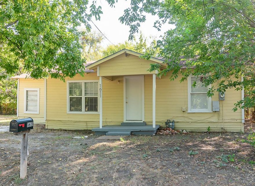 This property features three bedrooms, one bathroom an electric stove, and laundry connections. It is close to Crockett Elementary and downtown Greenville. This is a great home for a first time buyer or for use as an investment property.
