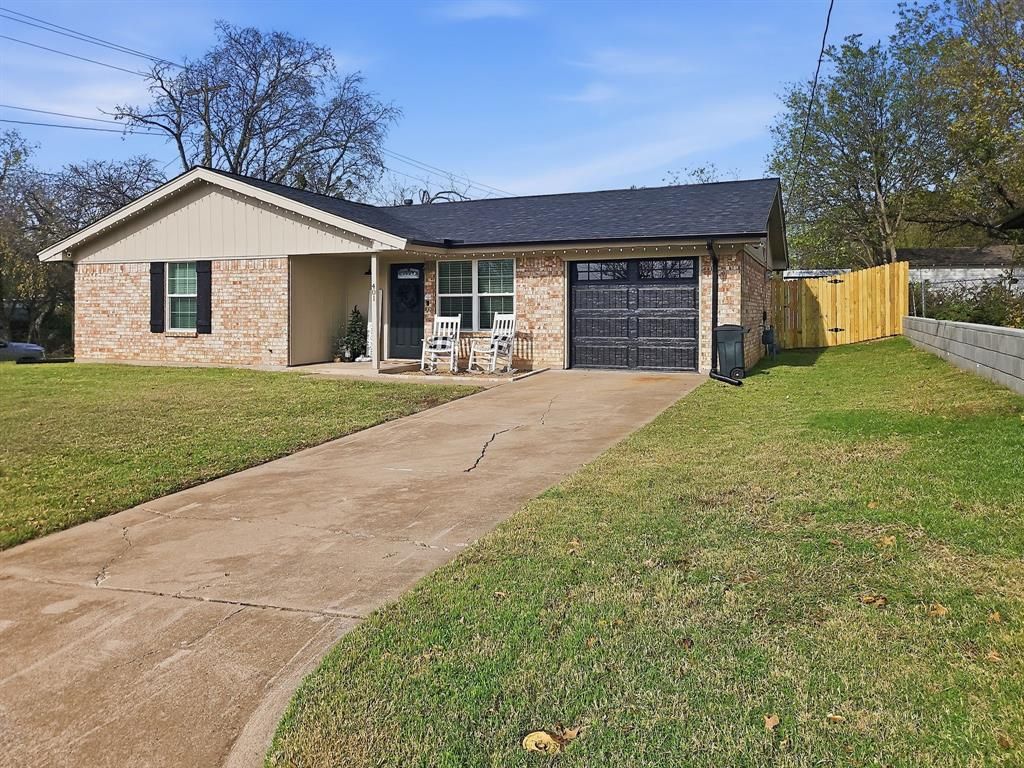 Photo of 401 Throckmorton Street, Weatherford, TX 76086 (MLS # 21122465)