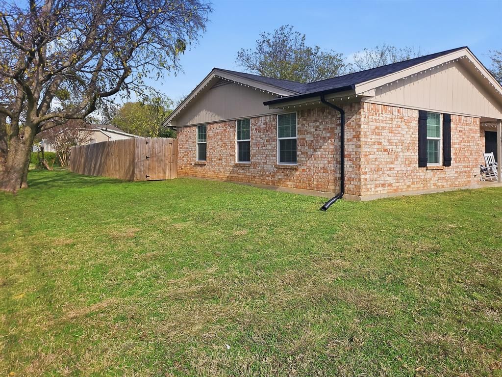 Photo of 401 Throckmorton Street, Weatherford, TX 76086 (MLS # 21122465)