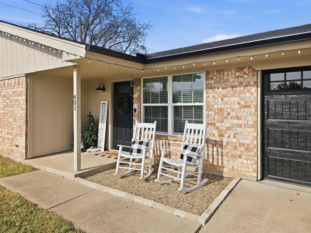 Photo of 401 Throckmorton Street, Weatherford, TX 76086 (MLS # 21122465)