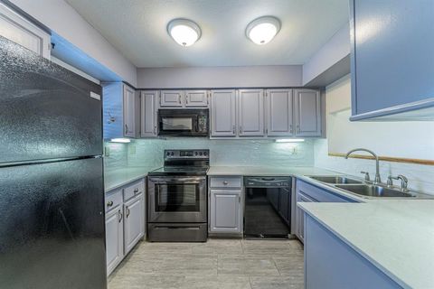 Photo of 2733 Silver Creek Drive #205, Arlington, TX 76006 (MLS # 21261268)
