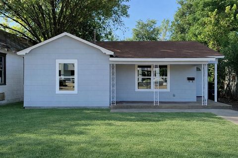 Photo of 820 W Crawford Street, Denison, TX 75020 (MLS # 21202719)