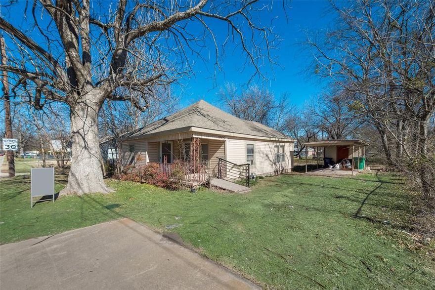 PERFECT OPPORTUNITY FOR INVESTORS AND BUILDERS. True Fixer Upper in Desirable Historic Downtown McKinney location. Stones throw from the Famous Cotton Mill and TUPPS Brewery. Current home faces Rockwall Drive and Lot extends through to Lindsay Street. Do not let this incredible investment opportunity slip by.