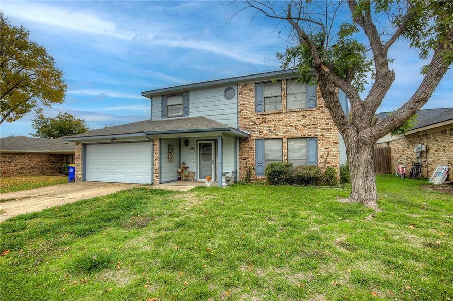 Amazing Starter Home in Foster Village Addition! This Cozy 3 Bedroom 2.5 Bath Offer's an Amazing Floorplan! Bring Your Ideas and Updates and Make This Your New Home! Close to Shopping, Restaurants and Highways!
Keller ISD! No HOA!
Call Your Agent and Schedule an Appointment Today!