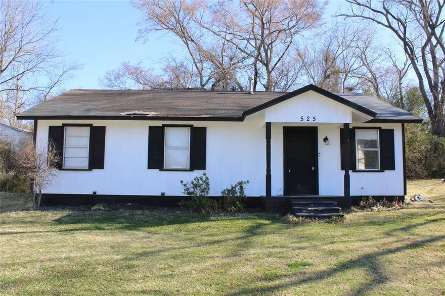 This property presents a compelling opportunity for investors seeking to expand their portfolio in a growing area.  This 3-bedroom, 1-bath home located near downtown Kaufman with convenient access to Interstate 175. The property features an open-concept layout suitable for everyday living. Situated within Kaufman ISD and minutes from shopping, dining, and local amenities, the location offers access to both community conveniences and commuter routes. This property may be suitable for owner-occupants, first-time buyers, or investors seeking rental potential.