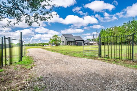 Photo of 4949 County Road 2208, Greenville, TX 75402 (MLS # 20953495)